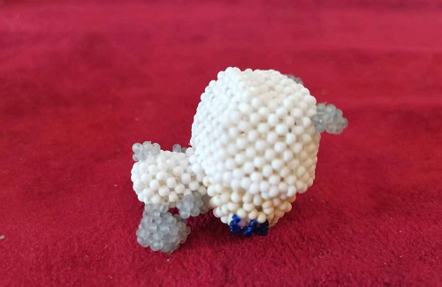 2月23日，手工活兼職可帶回家，開飾品加工廠，居家靈活就業(yè)創(chuàng)業(yè)好選擇，在手工之家，純手工有特點、能掙錢，圖為串珠米珠繡手工產(chǎn)品剪影