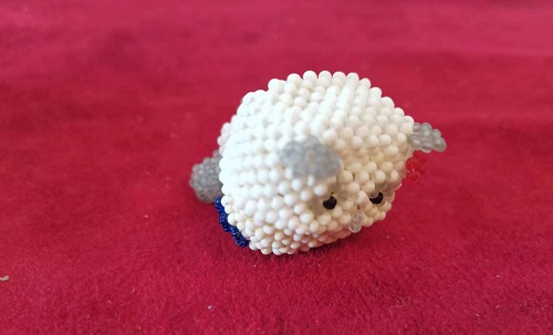 2月23日，手工活兼職可帶回家，開飾品加工廠，居家靈活就業(yè)創(chuàng)業(yè)好選擇，在手工之家，純手工有特點、能掙錢，圖為串珠米珠繡手工產(chǎn)品剪影