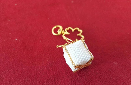 2月24日，手工活外發(fā)一手貨源，拿回家做的手工副業(yè)，在家開飾品加工廠掙錢，可以到手工之家實地考察合作嗎？圖為串珠米珠繡手工產(chǎn)品剪影