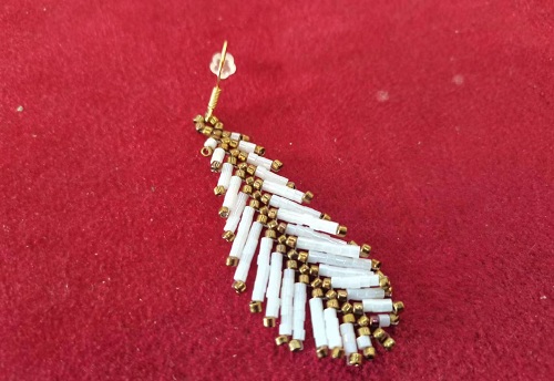 2月24日，手工活外發(fā)一手貨源，拿回家做的手工副業(yè)，在家開飾品加工廠掙錢，可以到手工之家實地考察合作嗎？圖為串珠米珠繡手工產(chǎn)品剪影