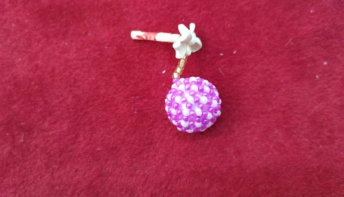 2月24日，手工活外發(fā)一手貨源，拿回家做的手工副業(yè)，在家開飾品加工廠掙錢，可以到手工之家實地考察合作嗎？圖為串珠米珠繡手工產(chǎn)品剪影