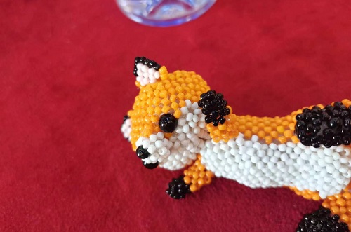 2月25日，外發(fā)手工領(lǐng)回家做，在家做手工副業(yè)掙錢，開飾品加工廠，拿回家做的手工項目，在手工之家，所有改變都是為了讓大家收入更好，圖為串珠米珠繡手工產(chǎn)品剪影