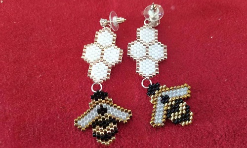 2月27日，附近有沒有兼職手工活，開飾品加工廠，居家靈活就業(yè)創(chuàng)業(yè)好副業(yè)，與手工之家合作，加工銷售大家就是要多掙錢，圖為串珠米珠繡手工產品剪影