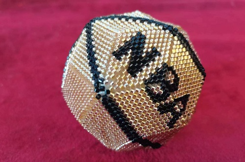 2月28日，手工兼職在家做是真的嗎，開飾品加工廠，在家做的手工好副業(yè)，敬業(yè)認真，讓大家與手工之家有良好的合作，圖為串珠米珠繡手工產(chǎn)品剪影