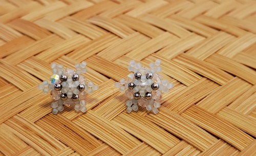 2月29日，在家里就能賺錢的工作，開飾品加工廠，居家靈活就業(yè)好副業(yè)，可信可靠，在手工之家，多總結更掙錢，圖為串珠米珠繡手工產品剪影