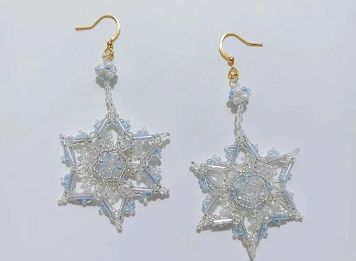 3月1日，手工活兼職招聘信息，開飾品加工廠，在家做手工副業(yè)靈活就業(yè)，與手工之家合作，你我都平等對待，圖為串珠純手工米珠繡手工產(chǎn)品剪影