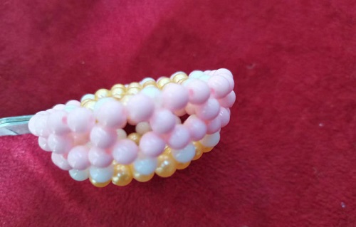 3月2日，手工活外發(fā)加工正規(guī)的廠家，開飾品加工廠，靈活就業(yè)項(xiàng)目，手工之家是每一個(gè)合作人員的后盾，圖為串珠純手工產(chǎn)品剪影