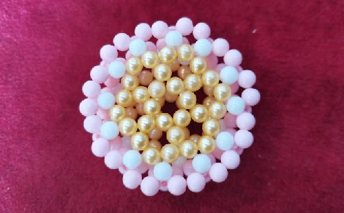 3月2日，手工活外發(fā)加工正規(guī)的廠家，開飾品加工廠，靈活就業(yè)項(xiàng)目，手工之家是每一個(gè)合作人員的后盾，圖為串珠純手工產(chǎn)品剪影