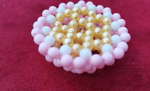 3月2日，手工活外發(fā)加工正規(guī)的廠家，開飾品加工廠，靈活就業(yè)項(xiàng)目，手工之家是每一個(gè)合作人員的后盾，圖為串珠純手工產(chǎn)品剪影