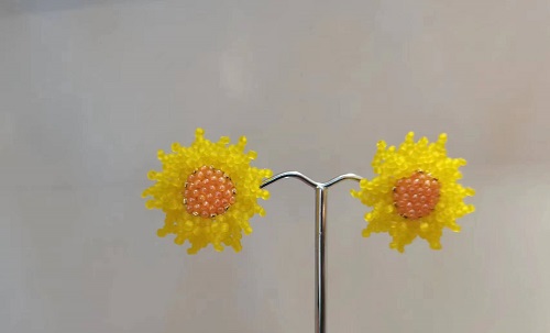 3月3日，兼職手工活外發(fā)加工在家可做，開(kāi)飾品加工廠，靈活就業(yè)創(chuàng)業(yè)項(xiàng)目，在手工之家，多付出就有好收入，圖為串珠米珠繡手工產(chǎn)品剪影