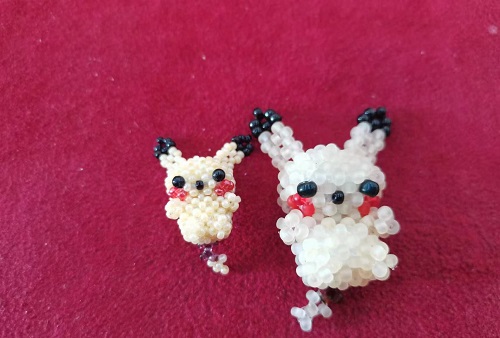 3月4日，外發(fā)加工接單平臺，正規(guī)手工加工回收項(xiàng)目，開飾品加工廠，選手工之家，掙錢的方式多，圖為串珠米珠繡手工產(chǎn)品剪影