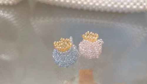 3月5日，手工活外發(fā)加工可靠嗎？在家做手工副業(yè)掙錢，開飾品加工廠，與手工之家合作，純手工的收入讓人放心，圖為串珠米珠繡手工產(chǎn)品剪影