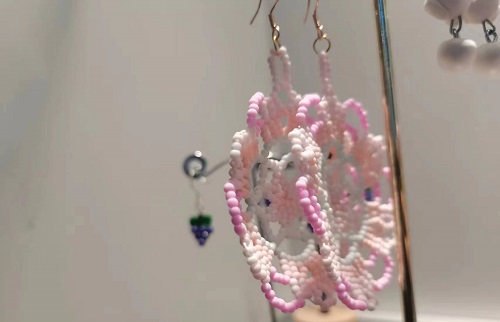 3月6日，在家能做的手工活兼職，正規(guī)可靠的手工副業(yè)，開飾品加工廠，選手工之家，合作共贏無障礙，圖為串珠米珠繡手工產(chǎn)品剪影