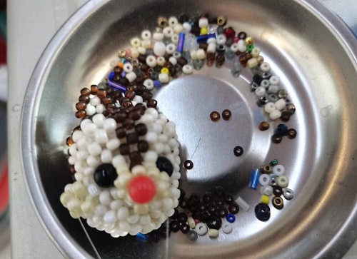 3月7日，手工活兼職可帶回家，開飾品加工廠，在家做手工掙錢，手工之家的服務(wù)成熟真誠，圖為串珠米珠繡手工產(chǎn)品剪影