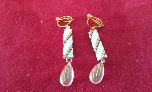 3月9日，在家做兼職的正規(guī)平臺，開飾品加工廠，居家手工好副業(yè)，與手工之家合作好好做有好回報，圖為串珠米珠繡手工產(chǎn)品剪影