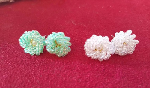 3月10日，外發(fā)手工領(lǐng)回家做，開飾品加工廠，在家做手工副業(yè)掙錢，在手工之家,純手工的從業(yè)人員很多，圖為串珠米珠繡手工產(chǎn)品剪影