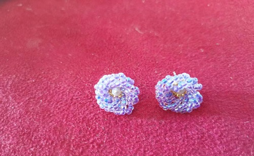 3月10日，外發(fā)手工領(lǐng)回家做，開飾品加工廠，在家做手工副業(yè)掙錢，在手工之家,純手工的從業(yè)人員很多，圖為串珠米珠繡手工產(chǎn)品剪影