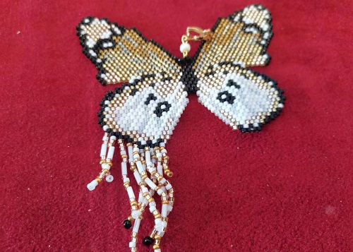 3月11日，正規(guī)手工活接單平臺，手工加工回收項目，開飾品加工廠，與手工之家合作，農(nóng)村城市各有優(yōu)勢，圖為串珠米珠繡手工產(chǎn)品剪影