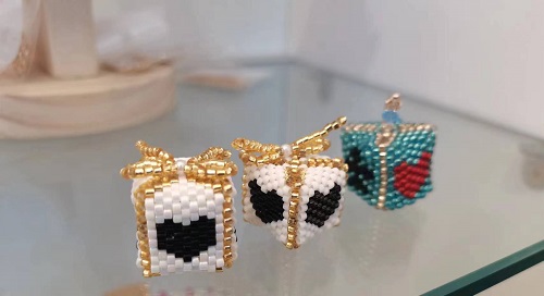 3月12日，手工活兼職可帶回家，手工靈活就業(yè)的好副業(yè)，開(kāi)飾品加工廠，在手工之家，產(chǎn)品一直是事業(yè)的重點(diǎn)，圖為串珠米珠繡手工產(chǎn)品剪影