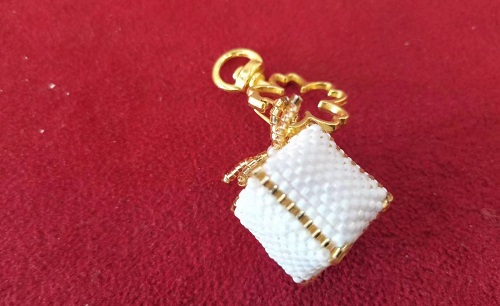 3月12日，手工活兼職可帶回家，手工靈活就業(yè)的好副業(yè)，開(kāi)飾品加工廠，在手工之家，產(chǎn)品一直是事業(yè)的重點(diǎn)，圖為串珠米珠繡手工產(chǎn)品剪影