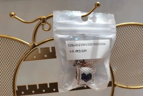 3月12日，手工活兼職可帶回家，手工靈活就業(yè)的好副業(yè)，開(kāi)飾品加工廠，在手工之家，產(chǎn)品一直是事業(yè)的重點(diǎn)，圖為串珠米珠繡手工產(chǎn)品剪影