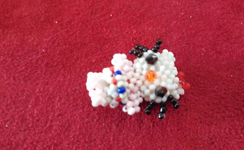 3月13日，可在家做的兼職手工活, 想接正規(guī)廠家的手工項(xiàng)目，開飾品加工廠，在家做手工靈活就業(yè)創(chuàng)業(yè)，選手工之家，因?yàn)榇蠹铱吹搅诉@些，圖為串珠米珠繡手工產(chǎn)品剪影