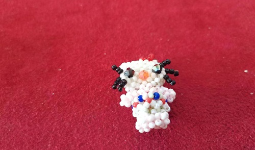 3月13日，可在家做的兼職手工活, 想接正規(guī)廠家的手工項(xiàng)目，開飾品加工廠，在家做手工靈活就業(yè)創(chuàng)業(yè)，選手工之家，因?yàn)榇蠹铱吹搅诉@些，圖為串珠米珠繡手工產(chǎn)品剪影