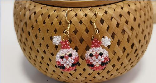 3月13日，可在家做的兼職手工活, 想接正規(guī)廠家的手工項(xiàng)目，開飾品加工廠，在家做手工靈活就業(yè)創(chuàng)業(yè)，選手工之家，因?yàn)榇蠹铱吹搅诉@些，圖為串珠米珠繡手工產(chǎn)品剪影