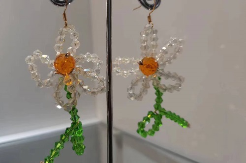 3月14日，附近有沒有兼職手工活,開飾品加工廠，農(nóng)村手工加工副業(yè)靈活就業(yè)，服務(wù)和產(chǎn)品是手工之家事業(yè)發(fā)展的助推力，圖為串珠米珠繡手工產(chǎn)品剪影