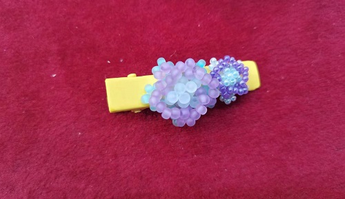 3月15日，手工兼職在家做是真的嗎？開飾品加工廠，正規(guī)手工活外發(fā)加工網(wǎng)副業(yè)，做好這兩點(diǎn)，在手工之家能有更好的收入，圖為串珠米珠繡手工產(chǎn)品剪影