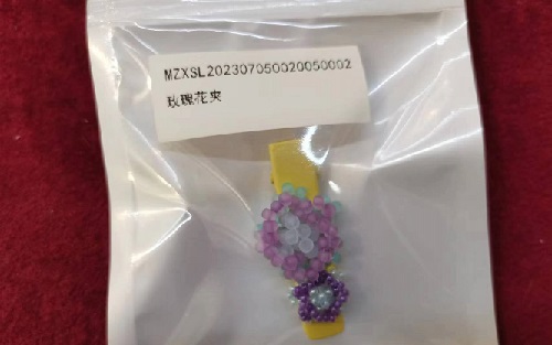 3月15日，手工兼職在家做是真的嗎？開飾品加工廠，正規(guī)手工活外發(fā)加工網(wǎng)副業(yè)，做好這兩點(diǎn)，在手工之家能有更好的收入，圖為串珠米珠繡手工產(chǎn)品剪影