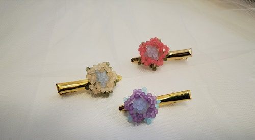 3月15日，手工兼職在家做是真的嗎？開飾品加工廠，正規(guī)手工活外發(fā)加工網(wǎng)副業(yè)，做好這兩點(diǎn)，在手工之家能有更好的收入，圖為串珠米珠繡手工產(chǎn)品剪影