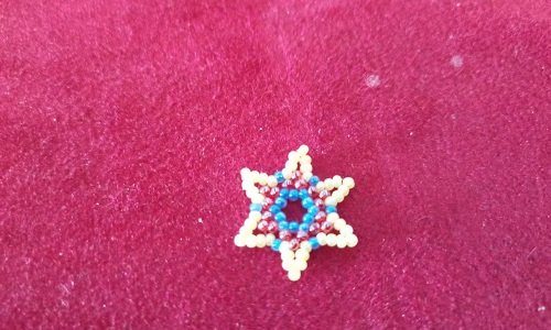 3月18日，手工活外發(fā)加工正規(guī)的廠家，開(kāi)飾品加工廠，認(rèn)同這里讓大家與手工之家合作良好，圖為串珠米珠繡手工產(chǎn)品剪影