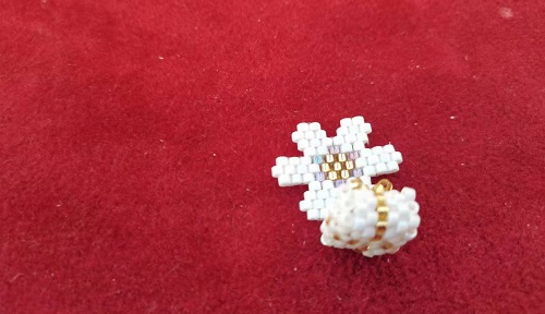 3月18日，手工活外發(fā)加工正規(guī)的廠家，開(kāi)飾品加工廠，認(rèn)同這里讓大家與手工之家合作良好，圖為串珠米珠繡手工產(chǎn)品剪影