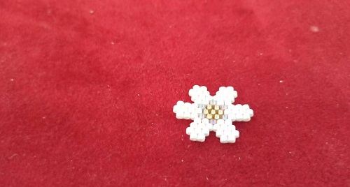 3月18日，手工活外發(fā)加工正規(guī)的廠家，開(kāi)飾品加工廠，認(rèn)同這里讓大家與手工之家合作良好，圖為串珠米珠繡手工產(chǎn)品剪影