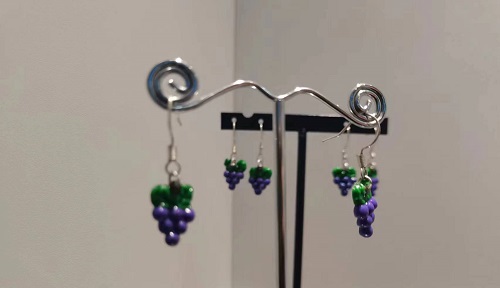 3月19日，手工活外發(fā)加工正規(guī)廠家直接發(fā)貨，手工靈活就業(yè)好選擇，開飾品加工廠，手工之家讓合適的人干合適的事，為了讓大家能多掙錢，圖為飾品類串珠手工產品剪影