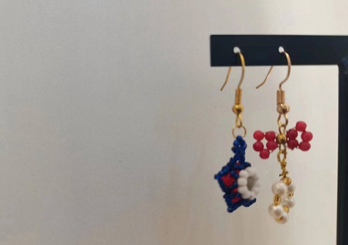 3月20日，在家怎么接手工活掙錢，在家做兼職的正規(guī)平臺，開飾品加工廠，在手工之家，加工銷售都會培訓(xùn)讓大家能做好，圖為飾品類串珠手工產(chǎn)品剪影