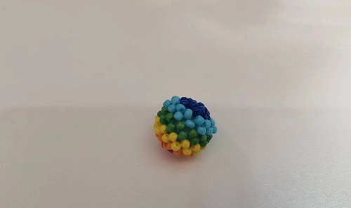 3月22日，兼職手工活可以帶回家做的，在家里做什么可以掙錢，開飾品加工廠，在手工之家，合作就是踏實，圖為串珠米珠繡純手工產(chǎn)品剪影