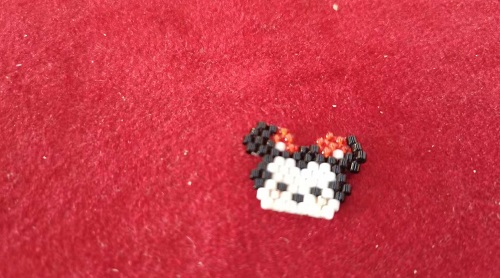 3月22日，兼職手工活可以帶回家做的，在家里做什么可以掙錢，開飾品加工廠，在手工之家，合作就是踏實，圖為串珠米珠繡純手工產(chǎn)品剪影