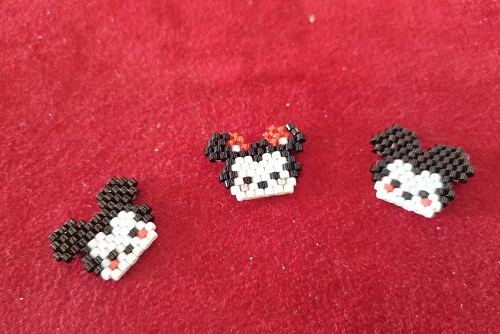 3月22日，兼職手工活可以帶回家做的，在家里做什么可以掙錢，開飾品加工廠，在手工之家，合作就是踏實，圖為串珠米珠繡純手工產(chǎn)品剪影