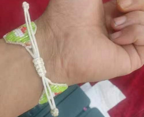 3月23日，手工活接單平臺，居家靈活就業(yè)好副業(yè)，開飾品加工廠，在手工之家，服務好也是企業(yè)的實力，圖為串珠米珠繡純手工產(chǎn)品剪影