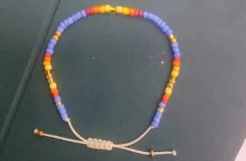 3月24日，在家做的手工活正規(guī)平臺，在家可以做的兼職工作，居家靈活就業(yè)好副業(yè)，開飾品加工廠，努力認(rèn)真，讓手工之家的合作人員收入很好，圖為串珠米珠繡手工產(chǎn)品剪影