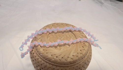 3月25日，靠譜手工兼職平臺(tái)，在家兼職正規(guī)的日結(jié)手工有沒(méi)有，開(kāi)飾品加工廠(chǎng)，手工之家與合作人員合作共贏、相互成就，圖為串珠米珠繡手工產(chǎn)品剪影