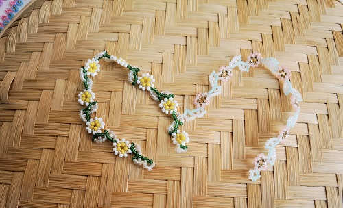 3月25日，靠譜手工兼職平臺(tái)，在家兼職正規(guī)的日結(jié)手工有沒(méi)有，開(kāi)飾品加工廠(chǎng)，手工之家與合作人員合作共贏、相互成就，圖為串珠米珠繡手工產(chǎn)品剪影