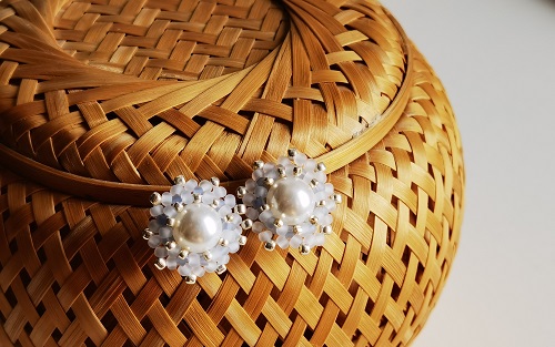 3月28日，在家可以做的兼職工作，在家手工靈活就業(yè)，開(kāi)飾品加工廠，手工之家的創(chuàng)新成長(zhǎng)，離不開(kāi)合作人員的支持和建議，圖為串珠米珠繡手工產(chǎn)品剪影