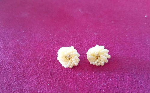 3月29日，兼職手工活可以帶回家做的，居家靈活就業(yè)好副業(yè)，開飾品加工廠，手工之家堅持用更多的純手工產(chǎn)品服務(wù)市場，圖為串珠米珠繡手工產(chǎn)品剪影