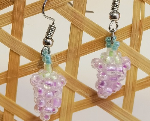 3月30日，在家兼職手工活，靈活就業(yè)創(chuàng)業(yè)手工副業(yè)，開飾品加工廠，在手工之家，良好的合作來源大家的了解，圖為串珠米珠繡手工產(chǎn)品剪影