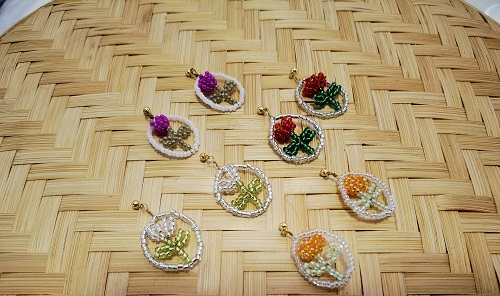 4月1日，外發(fā)加工接單平臺，靈活就業(yè)好手工項目，開飾品加工廠，在手工之家，怎么合作，大家說了算，圖為串珠米珠繡手工產(chǎn)品剪影