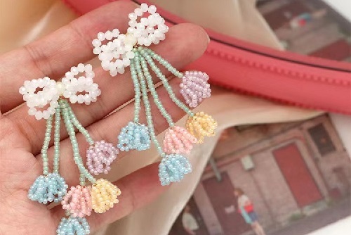 4月2日，在家做的手工活正規(guī)平臺，靈活就業(yè)好選擇，開飾品加工廠，在手工之家，掙錢的機會要抓住，圖為串珠米珠繡手工產(chǎn)品剪影