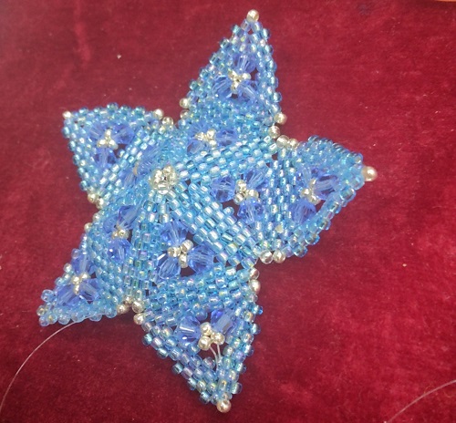 4月3日，手工活兼職是真的嗎？居家專兼職的好副業(yè)，開飾品加工廠，與手工之家合作，這些做法讓大家收入好，圖為飾品類串珠手工產品剪影